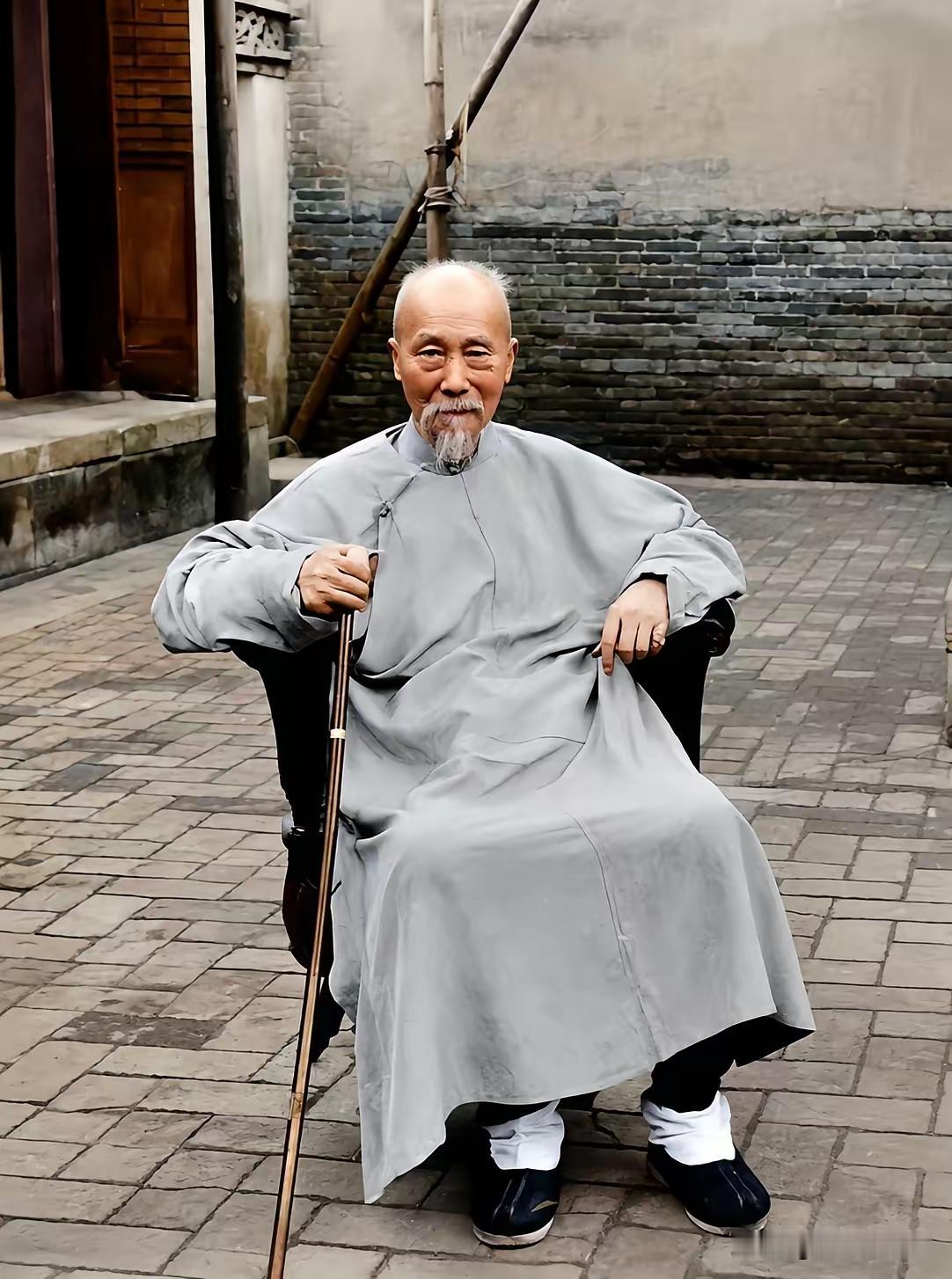 看到这张1900年冬末77岁李鸿章的留影，心里挺不是滋味。照片里他身着素色长袍，