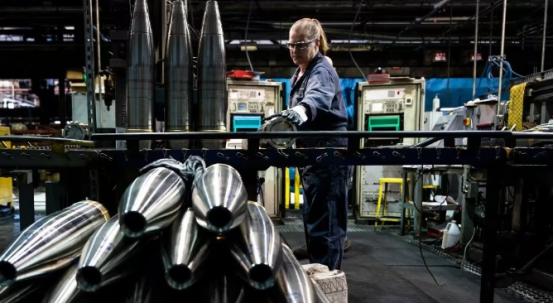 美军刚在中东打光导弹急着补货，中国直接宣布稀土涨价44%，白宫这下彻底慌了！