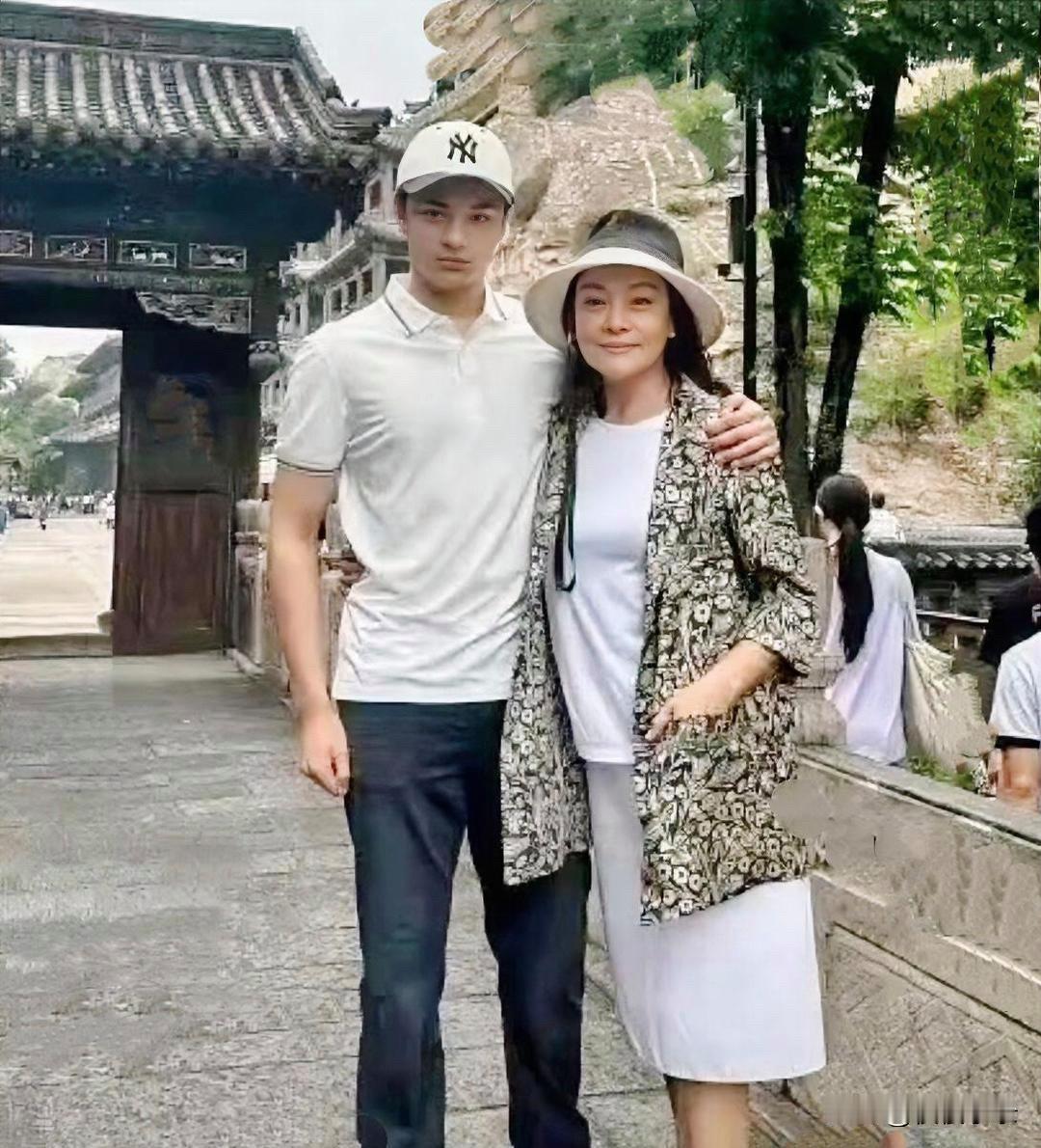 61岁史可和儿子山西大同旅行，穿着大方得体,混血儿子高大帅气，母子二人合照尽显温