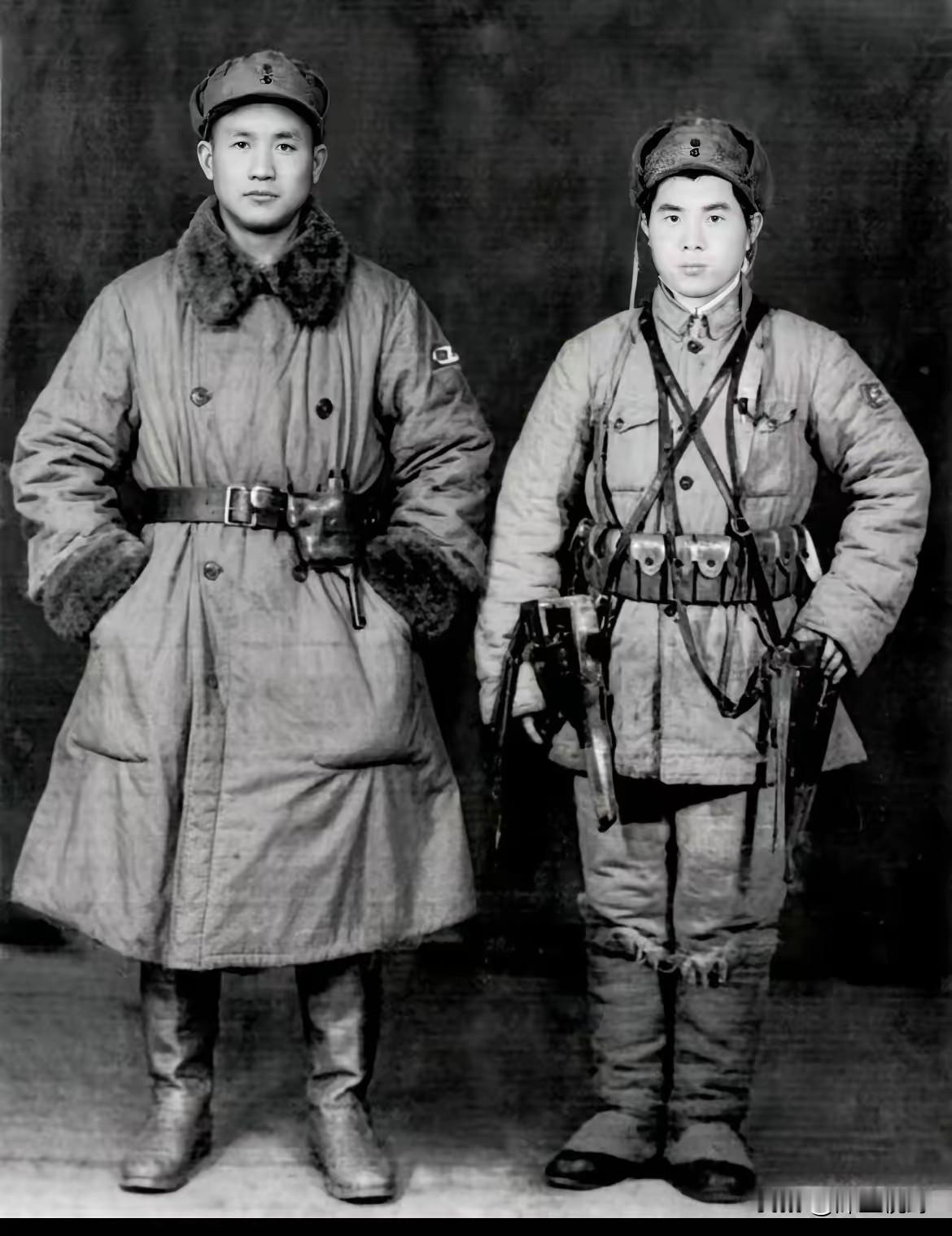 抗战时期平西根据地留影，左侧为老红军干部叶富轩，身着缴获日军长款皮毛棉大衣、皮靴
