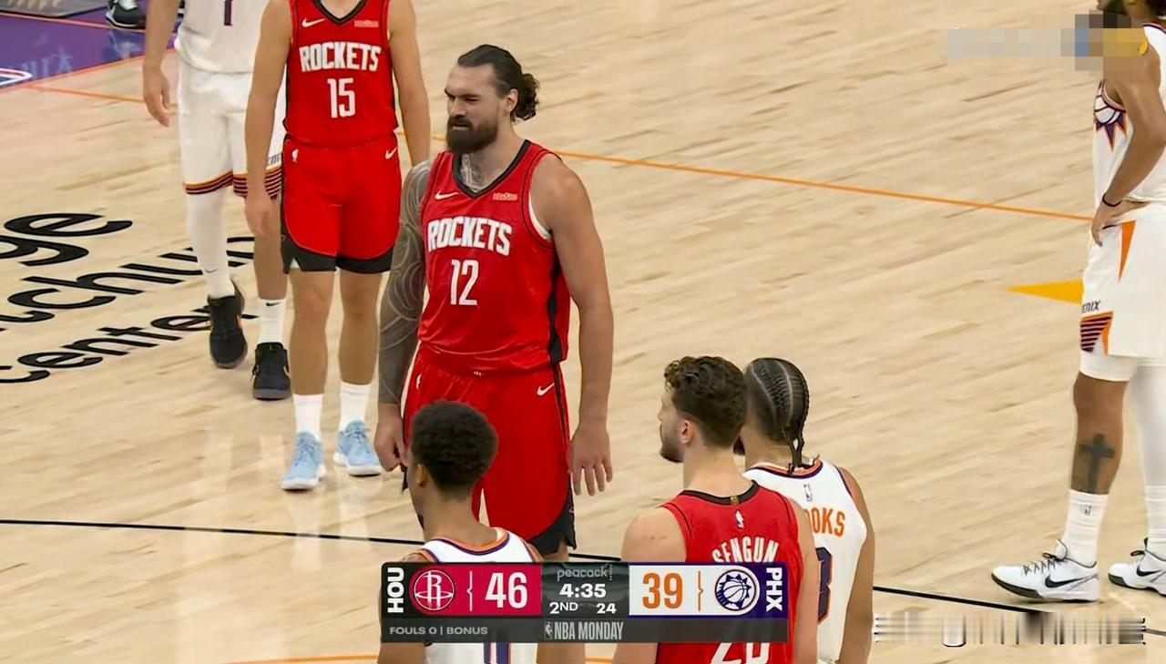 火箭老将亚当斯不愧是进攻篮板的代名词！在今天火箭客场以114：92大胜太阳的比赛