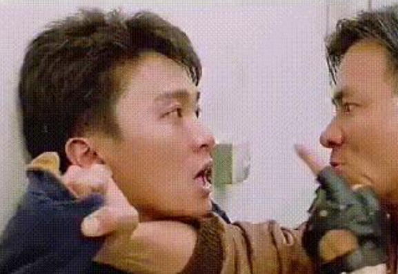 当年，周星驰为了拿到一个小角色，低三下四的讨好李俢贤，而李俢贤嘲讽他的话比刀子还
