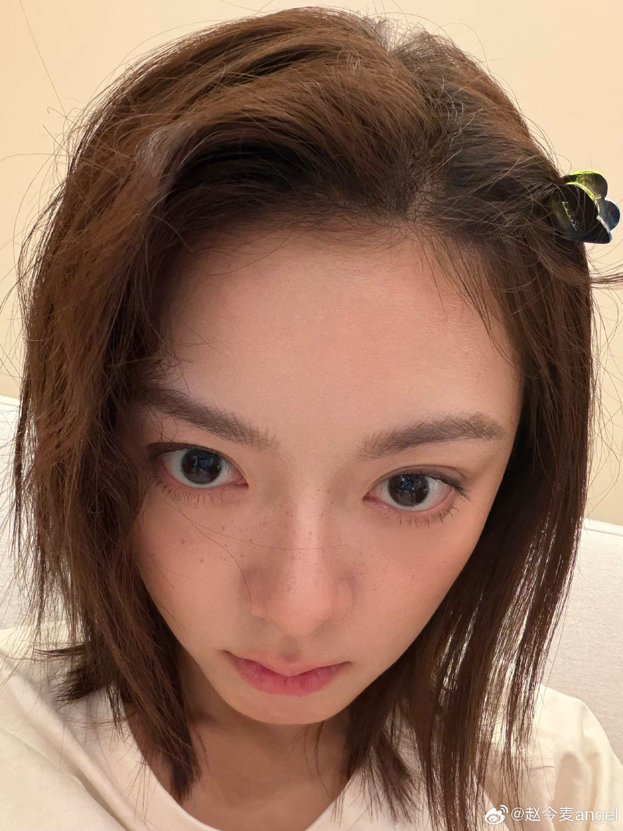 赵今麦赵今麦在国外美成啥了赵今麦晒多角度自拍收到来自麦麦的晚安，睡前看