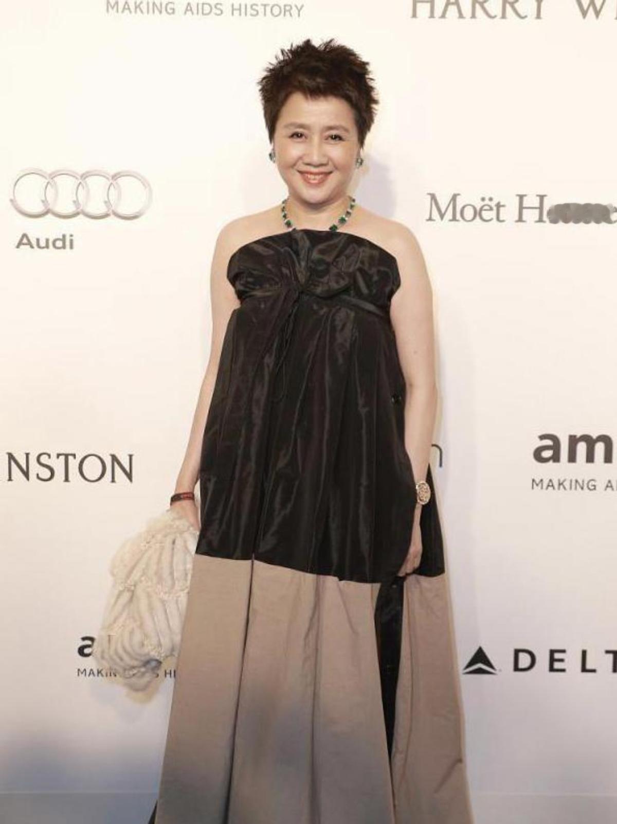 鲁豫在澳门街头蹭了辆豪车。她主动说赔一千五。车主围上来，开口要二十万。大多