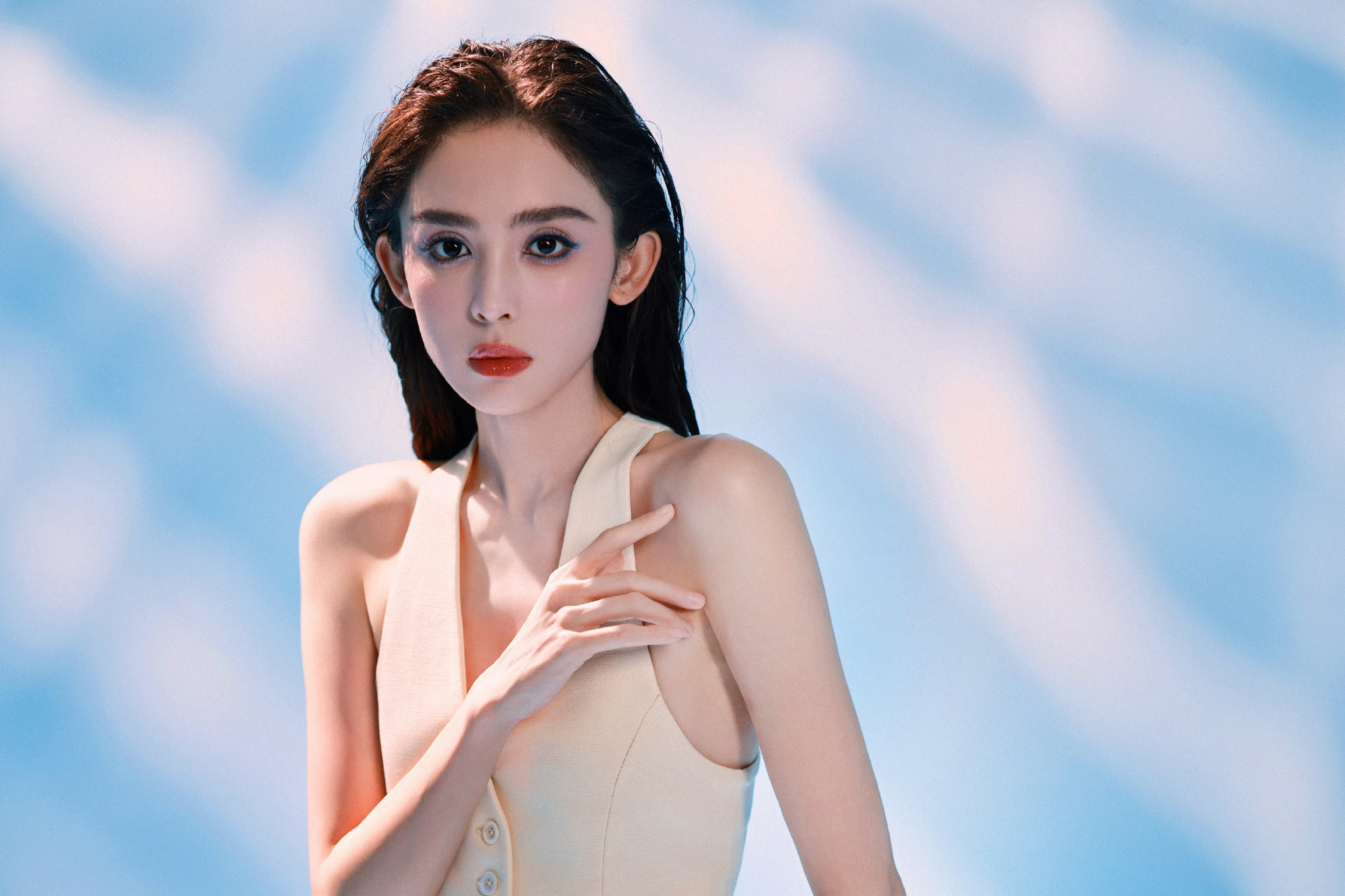 古力娜扎，湿发短裙蓝调大片​​​