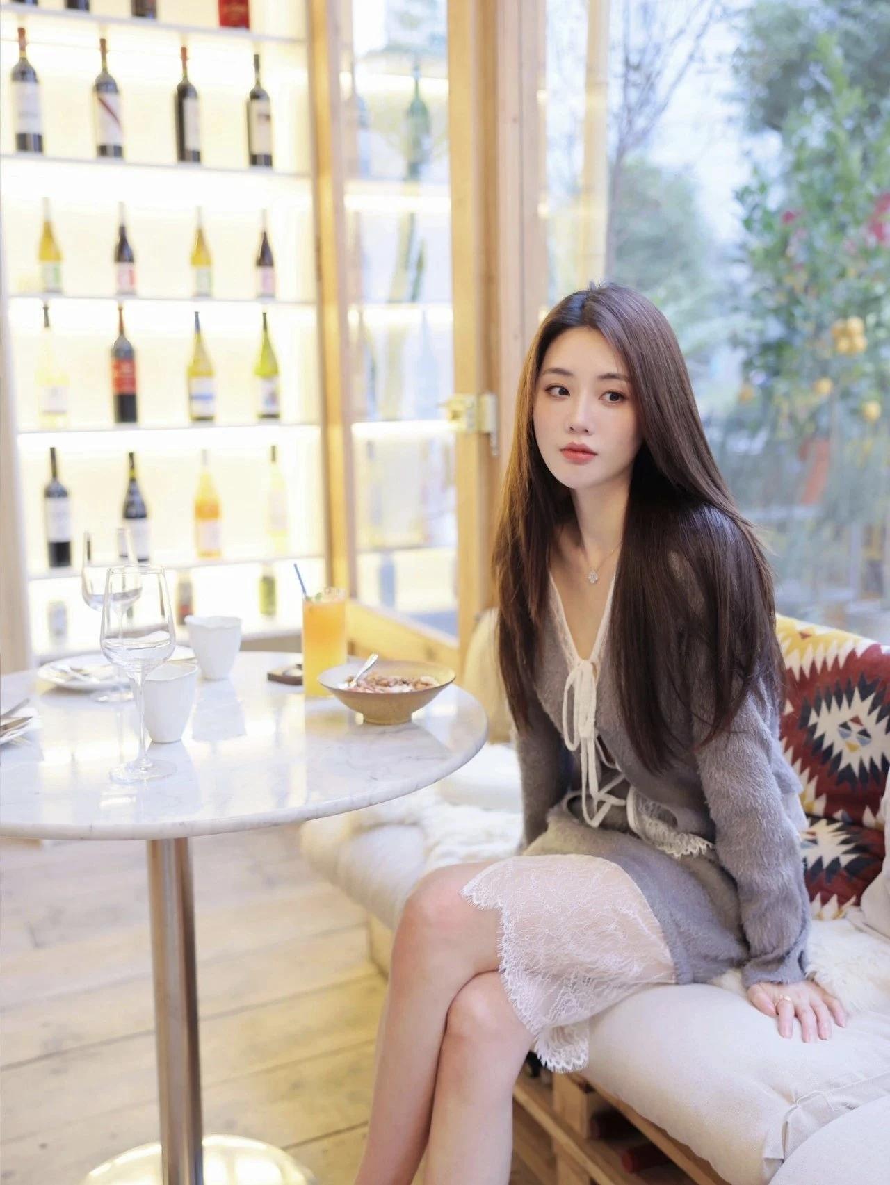 “灰毛衫+蕾丝裙”，穿出春天的优雅魅力