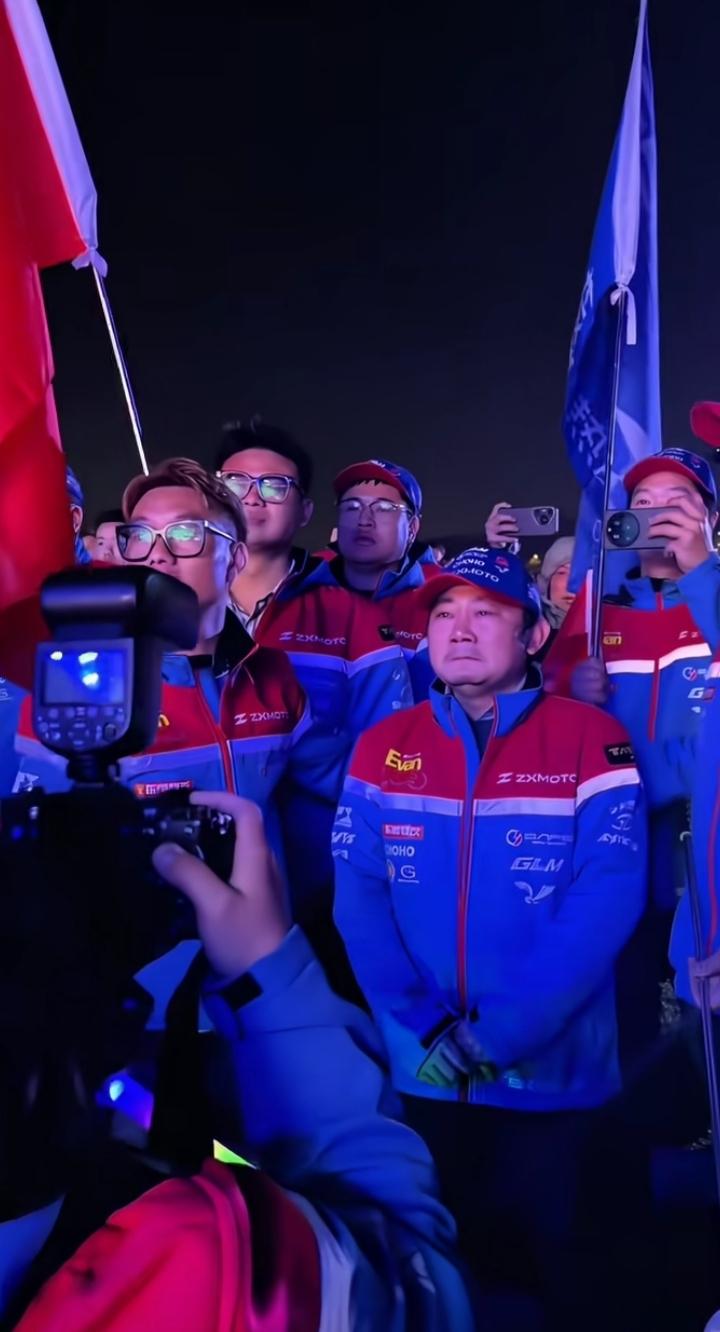 破防了！WSBK葡萄牙站夺冠时刻，张雪再也忍不住激动的泪水，当场哽咽落泪。