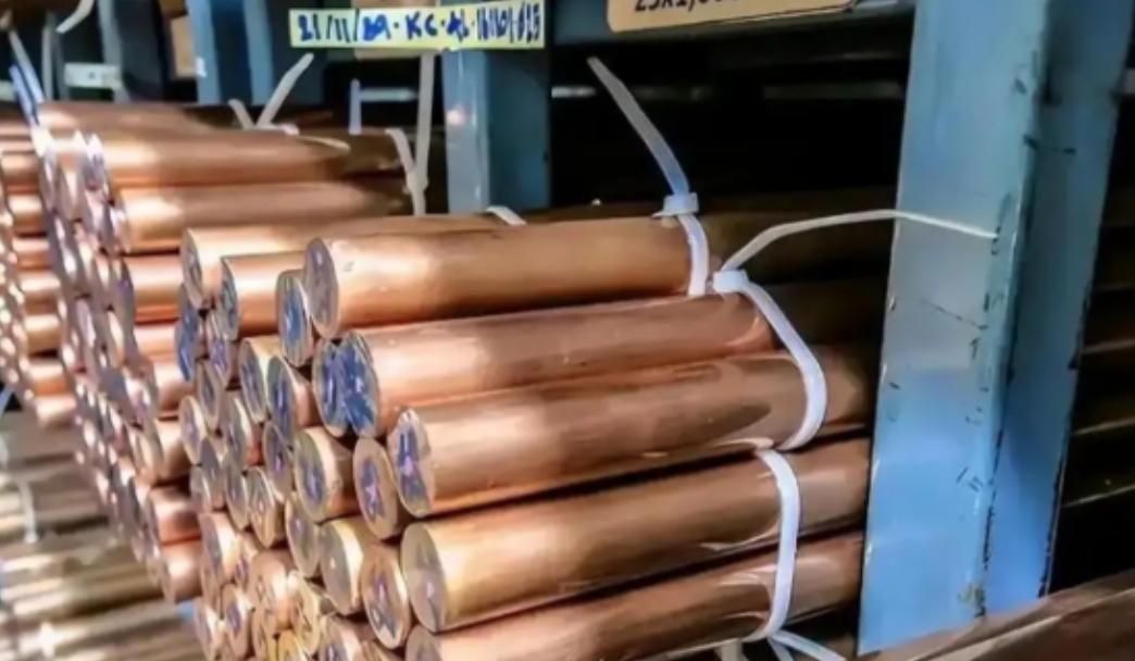 美国这次彻底蒙了，美国大量囤积了铜，把铜价炒上天去了，中国也不打算惯着美国，反手