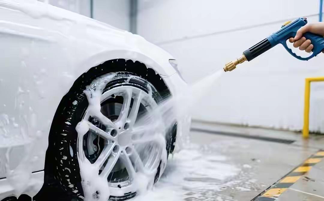 洗车店关了3.7万家，日均200家倒闭。洗车这个行业，正在被车主重新选择。不是