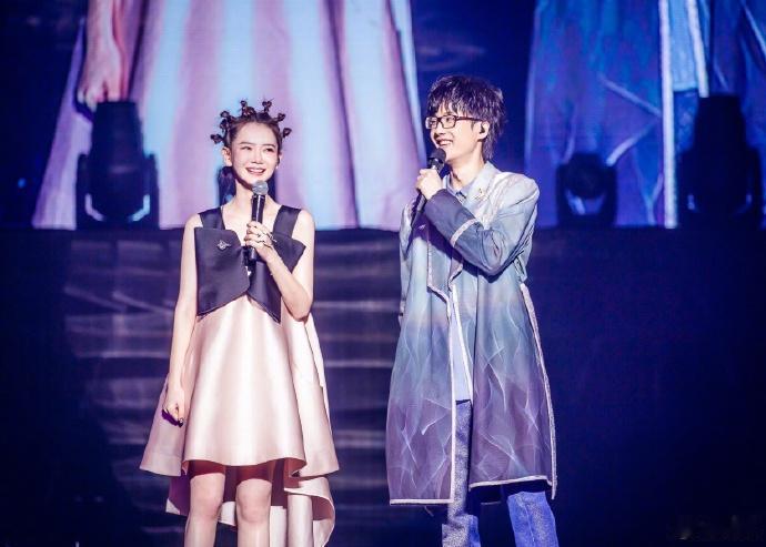 和许嵩同台演唱的戚薇好可爱，她的女儿长得像极了她，母女俩同款的可爱喜庆。