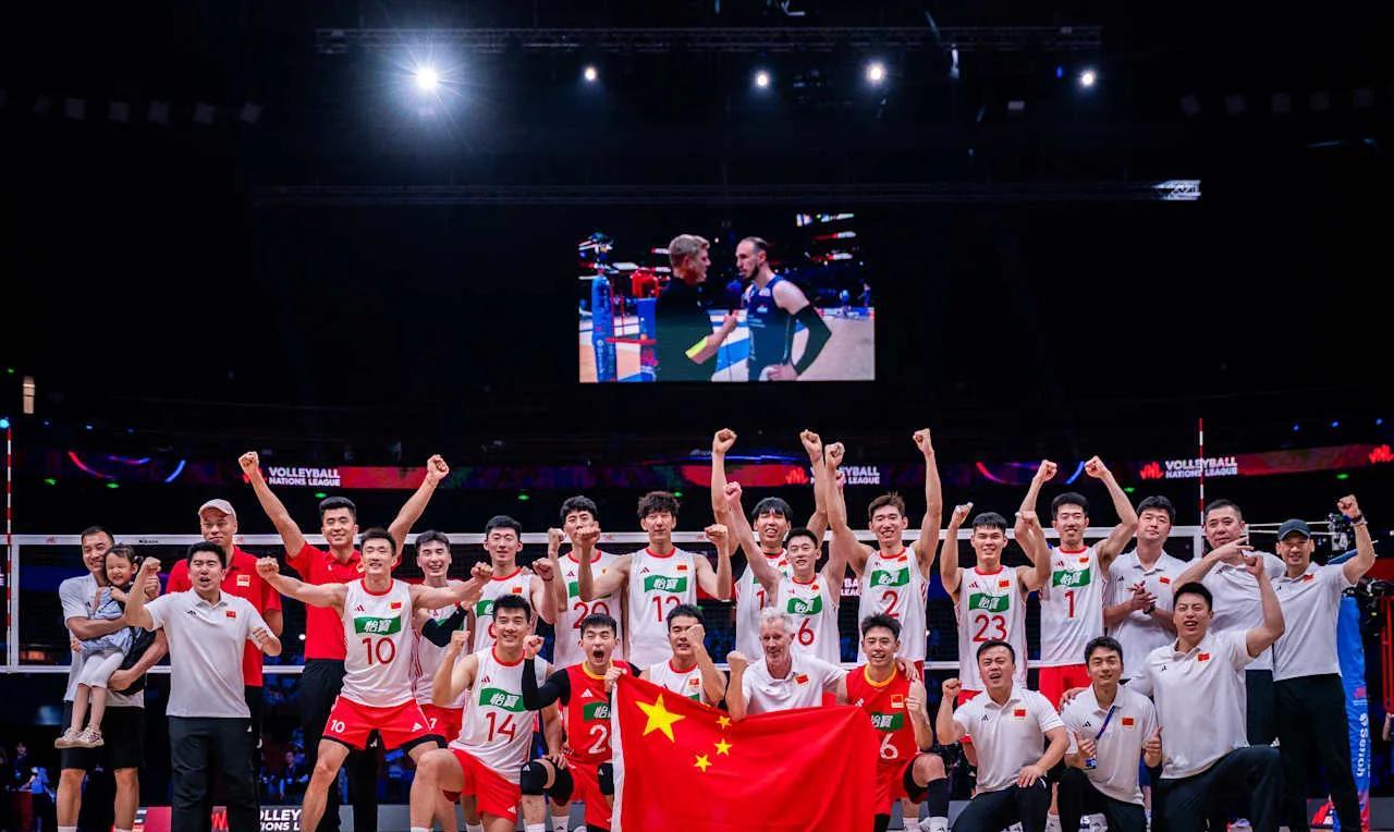 2025排球世联赛第一站后，中国女排排第七，中国男排排第八。中国女排2胜2负，