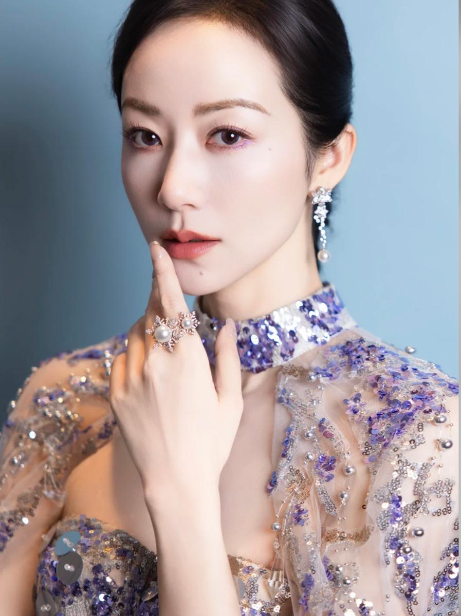 看到韩雪穿旗袍卖口红单场破5000万，我愣住了。优雅和吆喝，在她直播间居然毫不