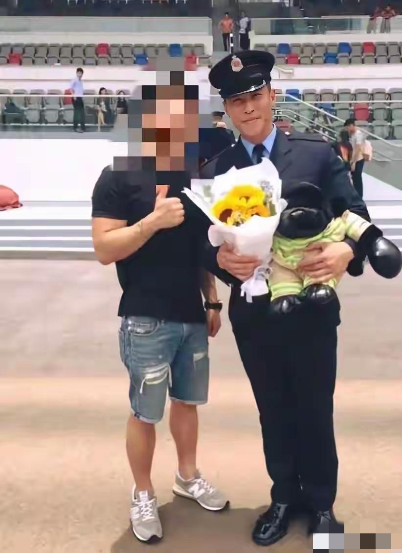 香港救火英雄何伟豪37岁，长的高大帅气，他28岁参加工作，至今已经有9年的工作经