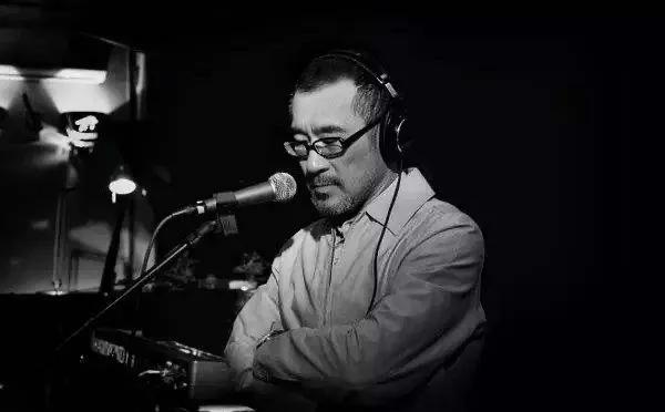 1985年的一天，李宗盛和几个朋友一起，在民歌餐厅打麻将，突然，一个干净又嘹亮的