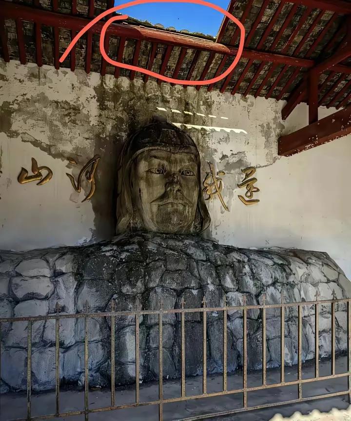 南京将军山岳飞雕塑的事真让人窝火！头顶开天窗，任凭风吹雨淋，雕像面部污渍斑斑，居