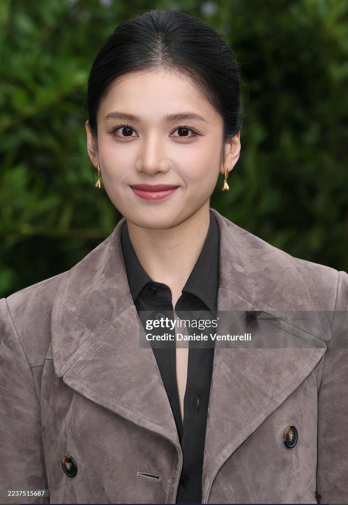 张婧仪骨相闪耀巴黎之后再度闪耀米兰！真正的美女，不仅美在骨相，更美在无惧任何镜