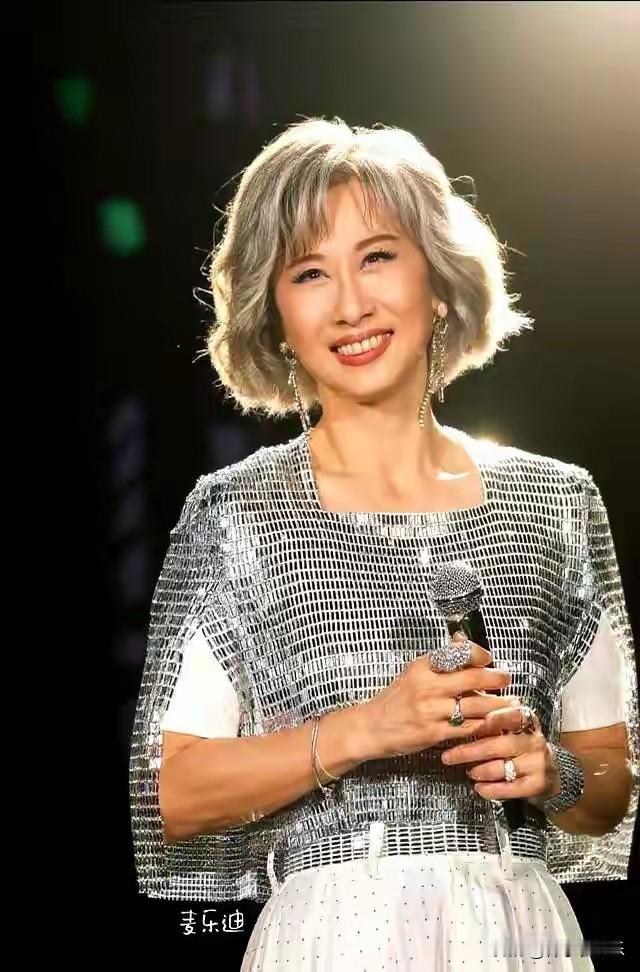 10月12日,香港红磡体育馆的灯光为乐坛传奇而亮,林子祥与叶蒨文这对被歌迷奉为“