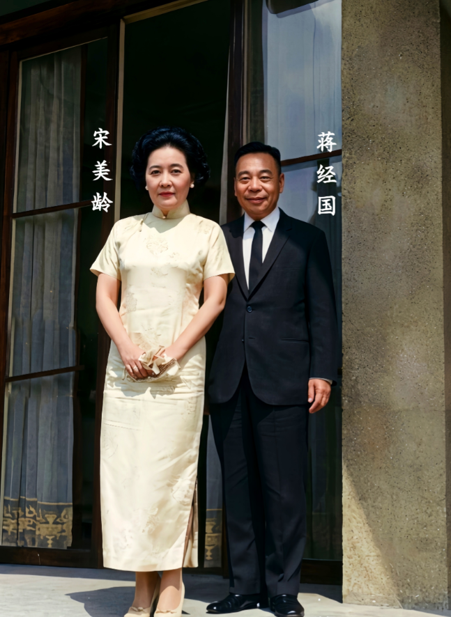60年代，蒋经国和宋美龄在士林官邸门前的合影，两人是名义上的母子关系，真实年龄相差不大。蒋经国的生母