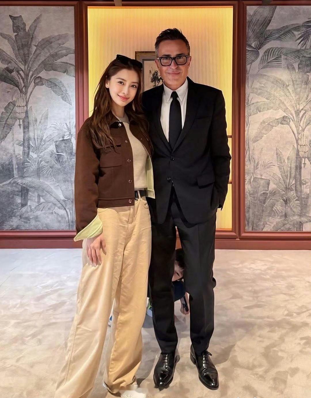 小海绵拍摄的Angelababy与爱马仕总监合影​​​