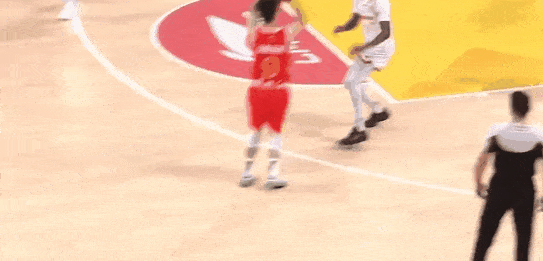 今夜深圳男篮输球的原因主要有三点:（1）布朗超神发挥，全场投篮31中18，三分
