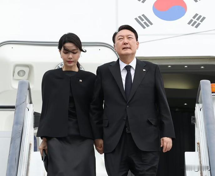 一片哗然！韩国前第一夫人被曝光只收礼不办事儿。韩前总统尹锡悦夫人金建希被曝光已经