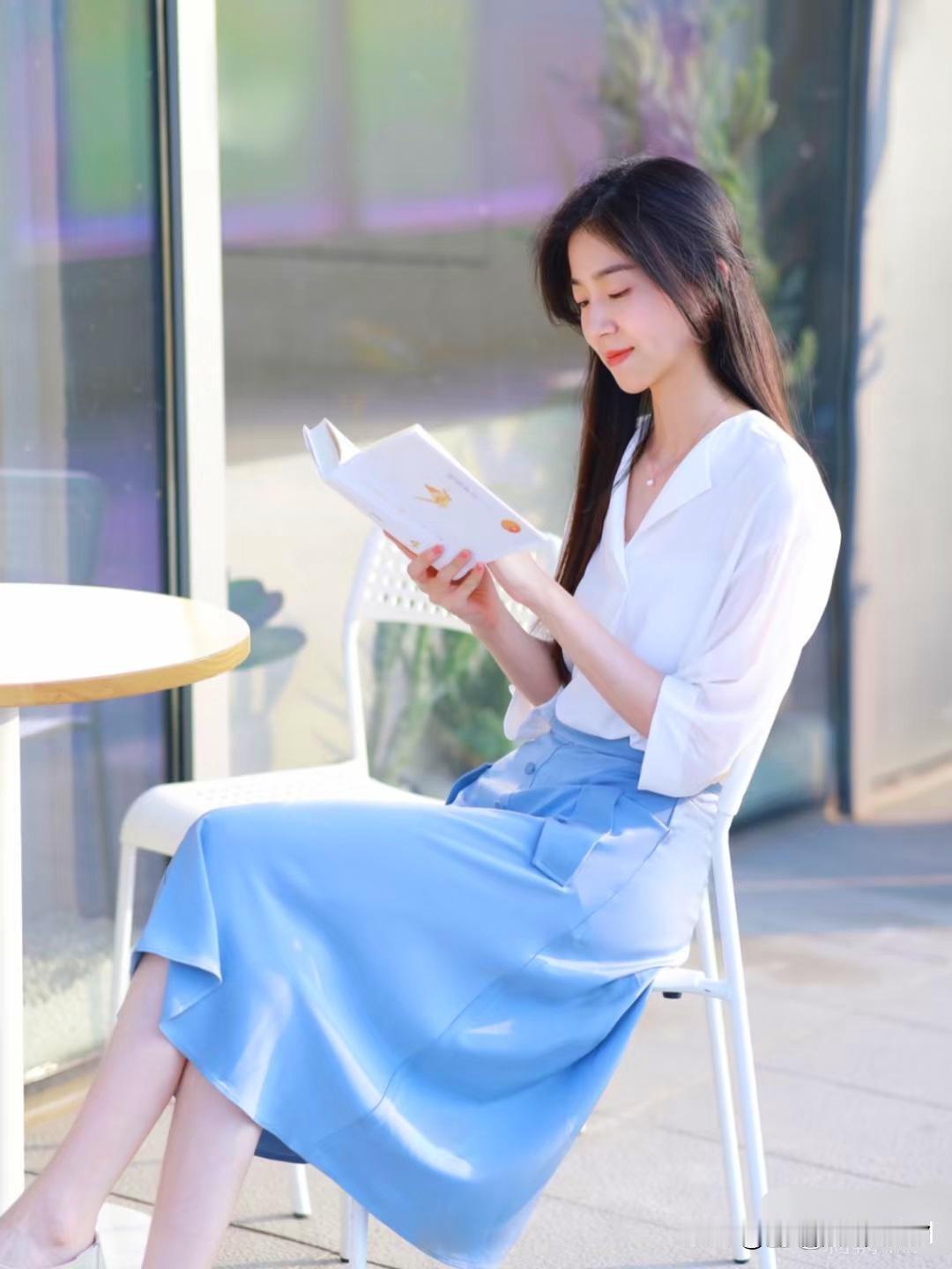 阳光正好，坐在阳台的躺椅上开启阅读时光，简直太惬意了。我最近在看《百年孤独》，那