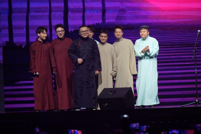 岳云鹏办相声专场送半个小时演唱会。听完相声，又听歌，岳云鹏很懂观众，安排得明明白