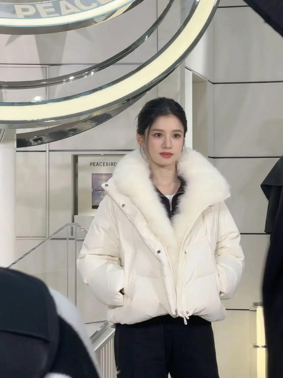 今天早上出席活动的张婧仪这么早她的脸竟然没有浮肿