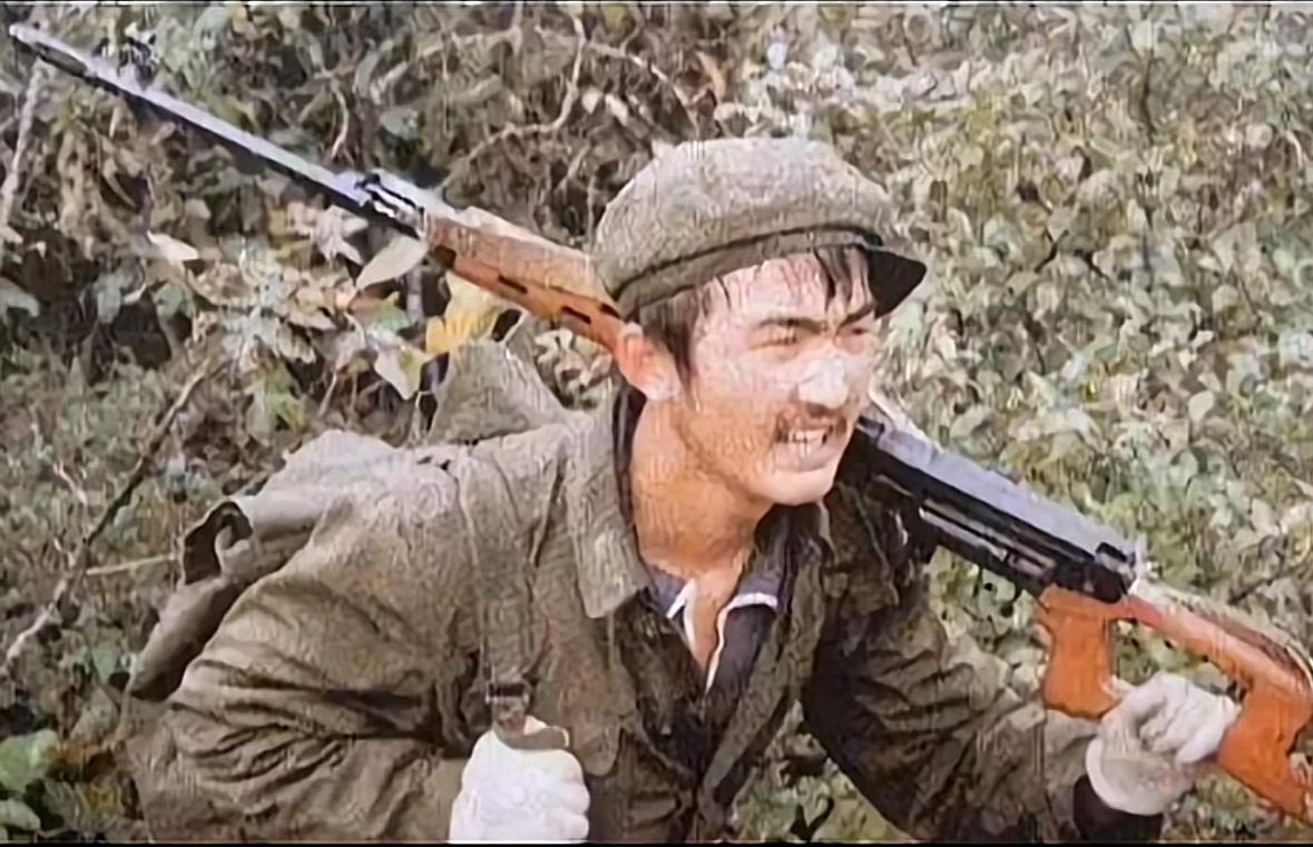1985年，他驻守在老山前沿的猫耳洞，与越军阵地近在咫尺。为了将越军击毙，不分昼