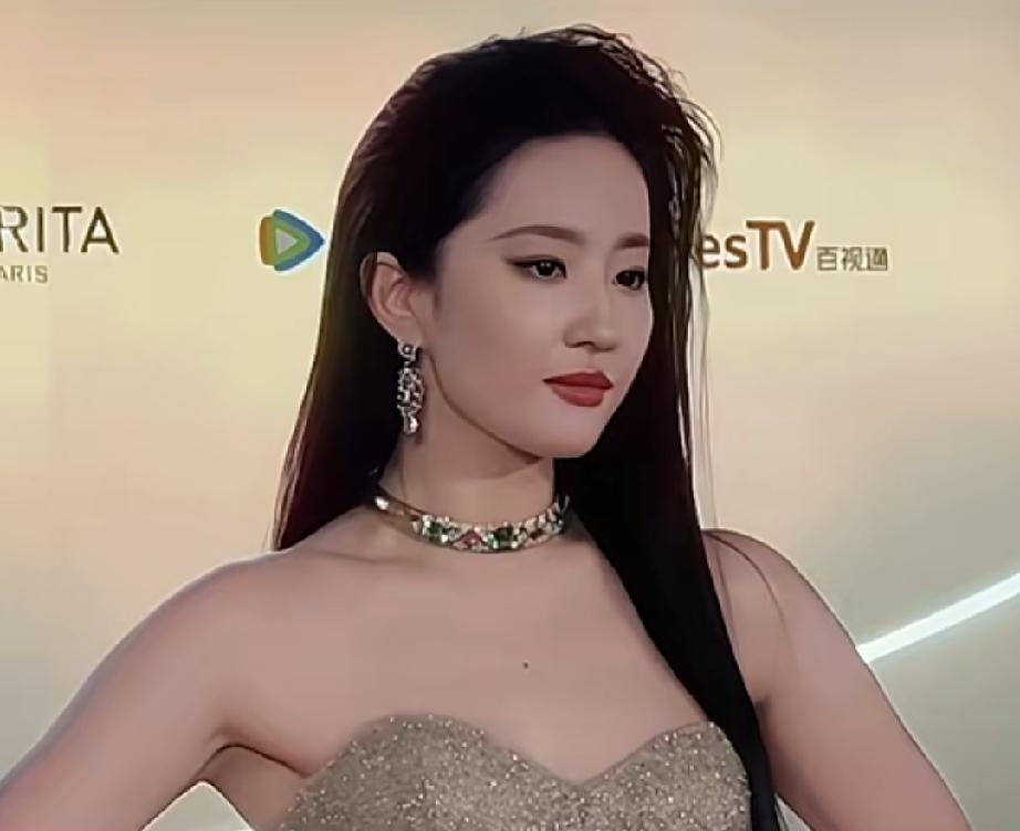 白玉兰战报收录“刘亦菲出逃一周年”原来是刘亦菲去年提名白玉兰，但没拿奖，输给