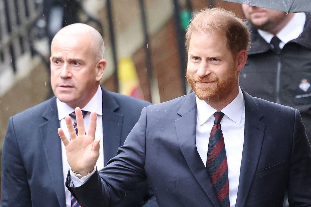 这是一场戏剧性的高等法院对决，哈里王子否认自己是“恶作剧先生”，在讲述自己不幸福