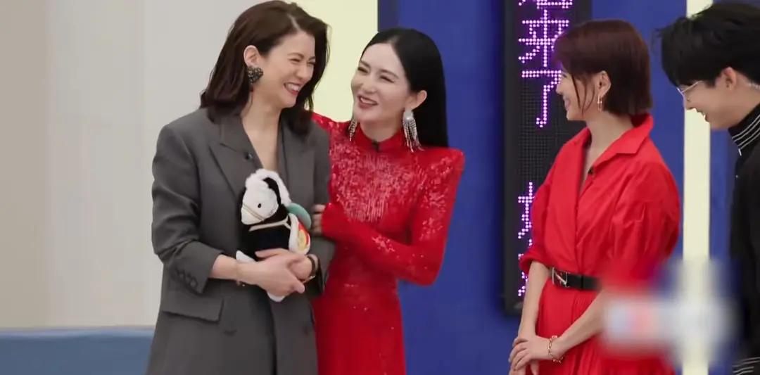 难怪那么多人不喜欢谢娜，她这次在浪姐直播里，直接冷落李心洁……李心洁邀请袁咏