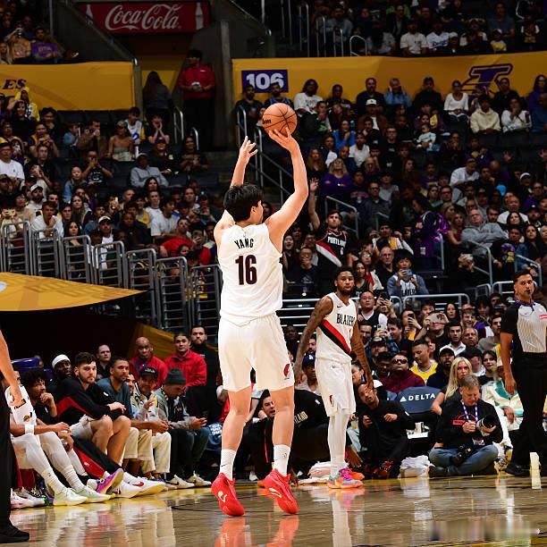 杨瀚森NBA得分超越孙悦迄今为止共有8位国人打过NBA常规赛。瀚森已超越了崔永