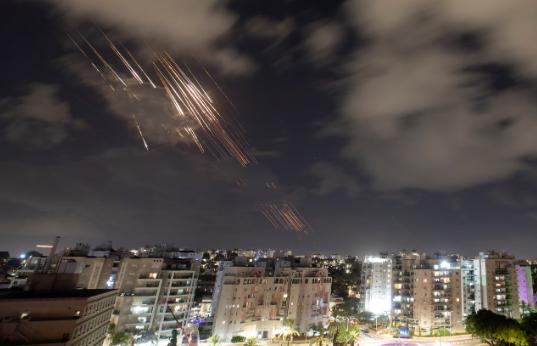 伊朗重型导弹从天而降，空中分裂出80个弹头，如火雨般砸向以色列 伊朗和以色列