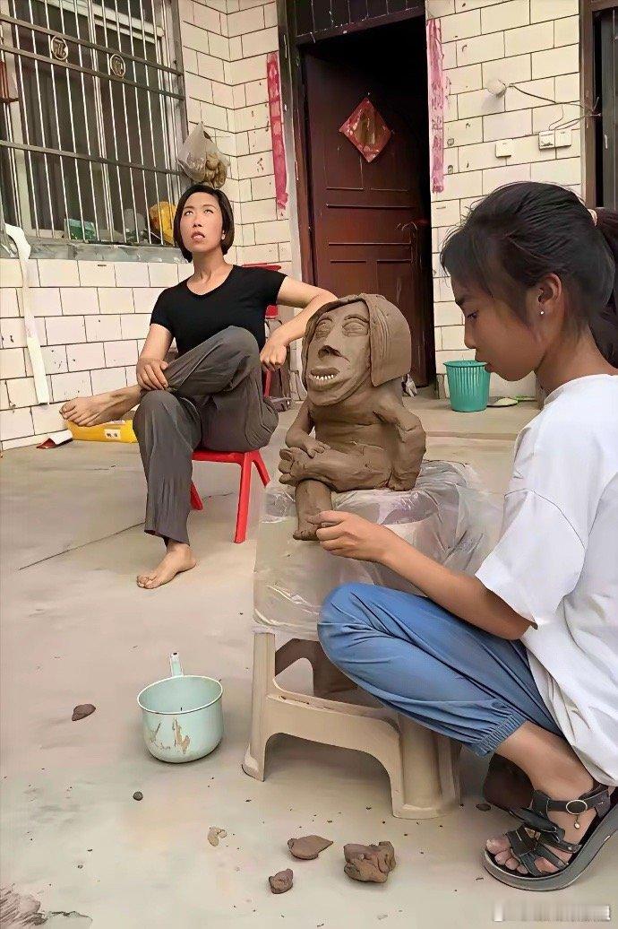 妈妈：亲生的，不能打！我忍了