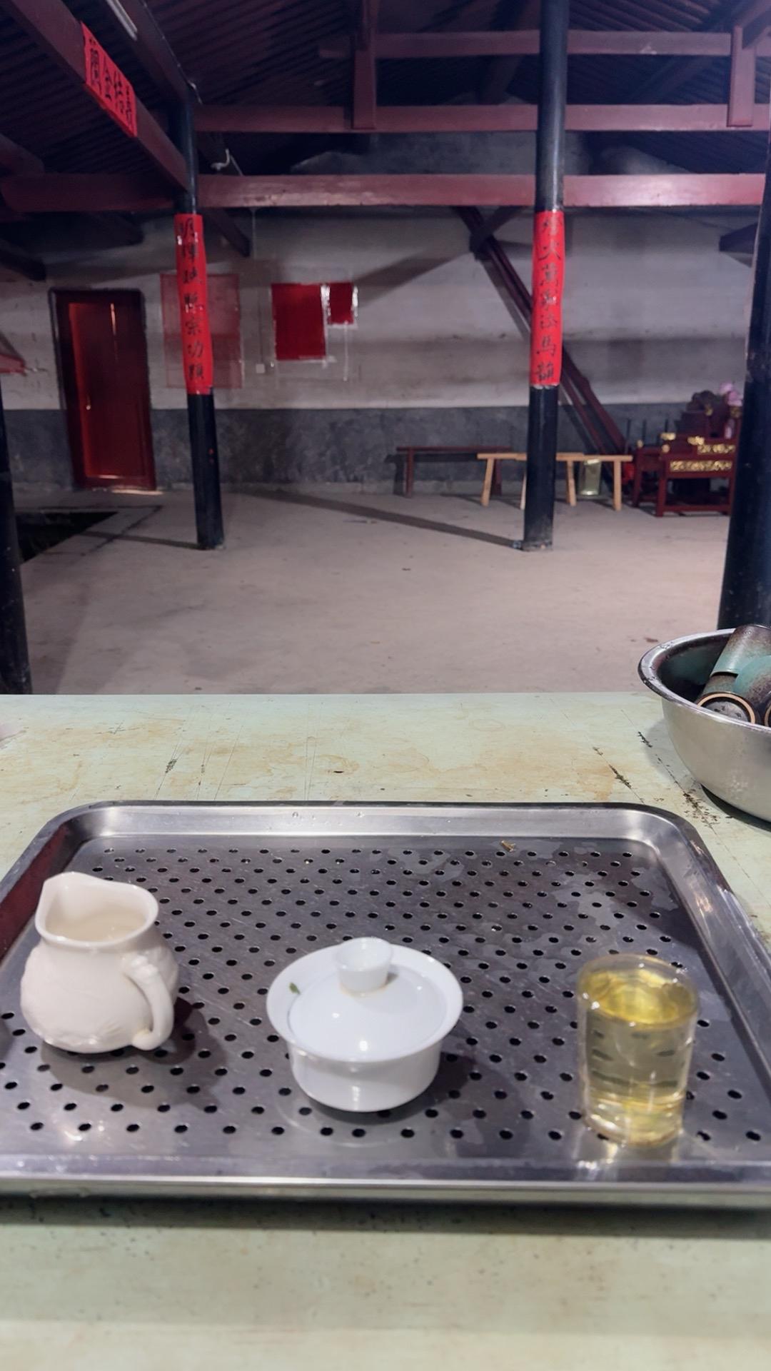 起床到底是先喝水还是先吃饭?家人们，有没有人跟我一样，每天早上醒来都犯迷糊——