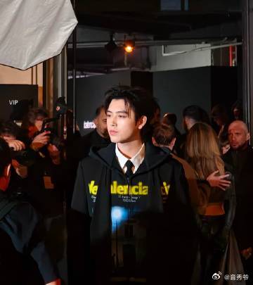 陈飞宇出个国帅成啥了不得不说，陈飞宇出国后的每一帧都充满了惊艳感！他的帅气加上