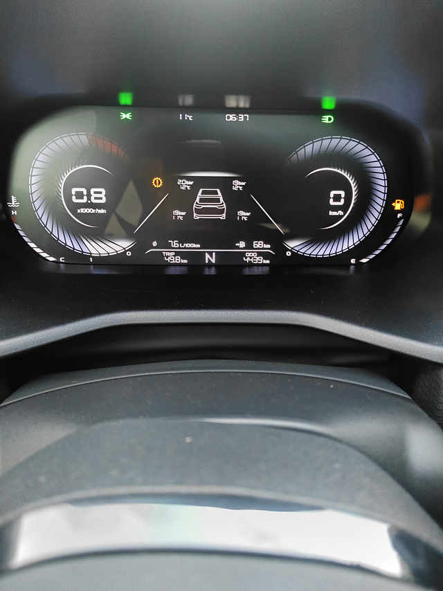 有时候踩刹车然后变速箱会报警几秒钟屁股就像轻轻被追尾一样，故障灯亮了几秒钟就消