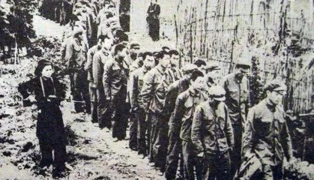 1979年战俘交换，二百余名战士归国。刚跨过边境，许世友下令：连长、指导员移交军