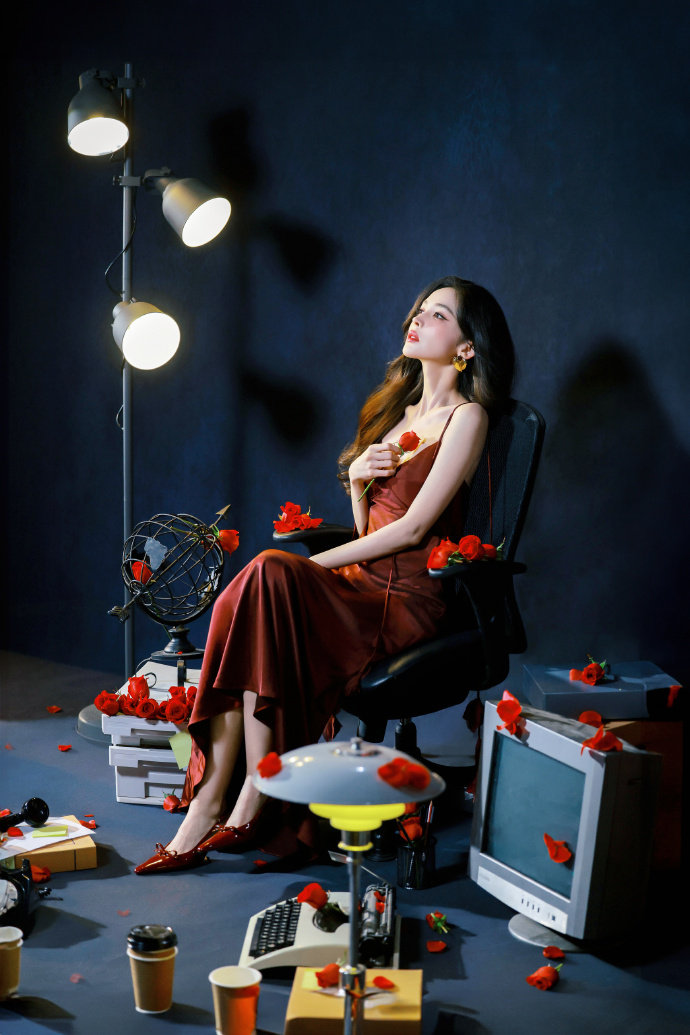 娜扎红玫瑰吊带裙 无法保持苹果肌扁平，红玫瑰娜扎的美貌就是荣耀啊！期待玉茗茶骨