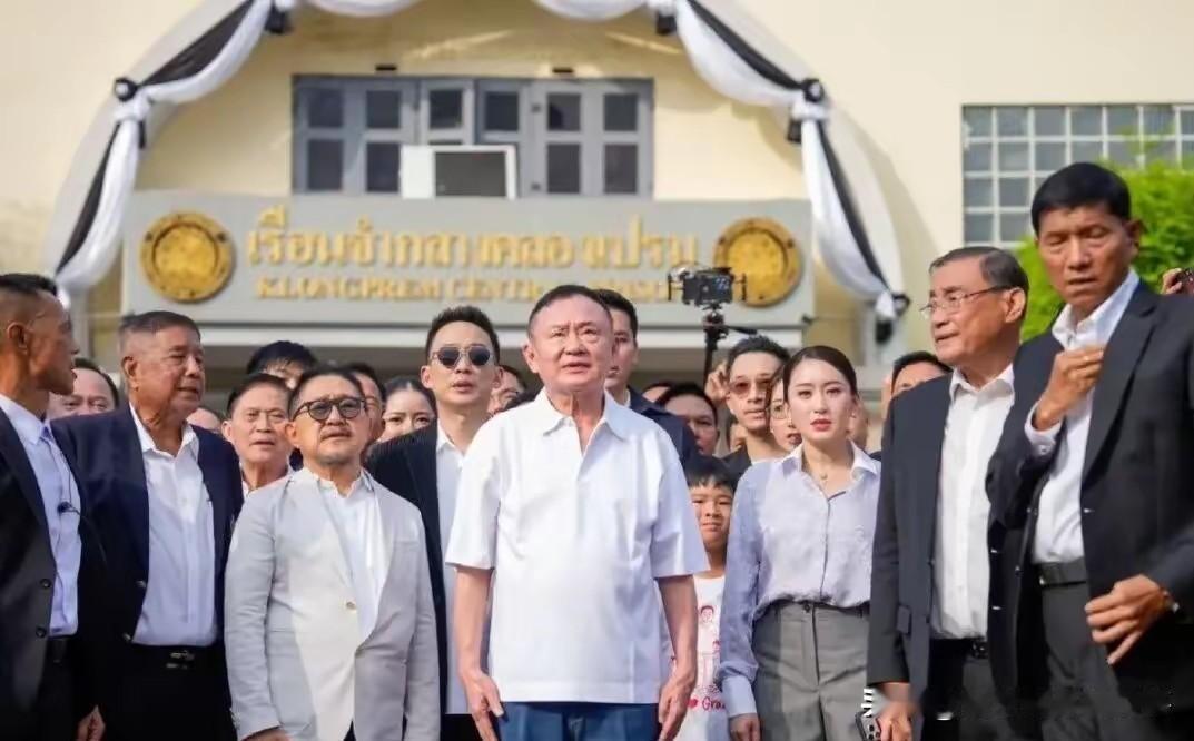 他信很安静！自5月11日被允许假释出狱在家服刑，没有对外有任何动作，很好的体现出