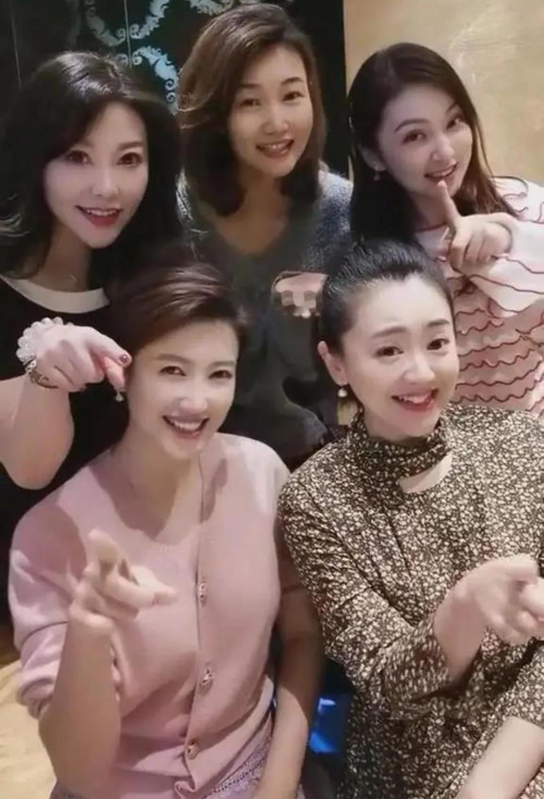 五位主持人同框，我只认出了皓肤如玉、眉飞色舞的月亮姐姐，樱唇榴齿、喜容绽放的春妮