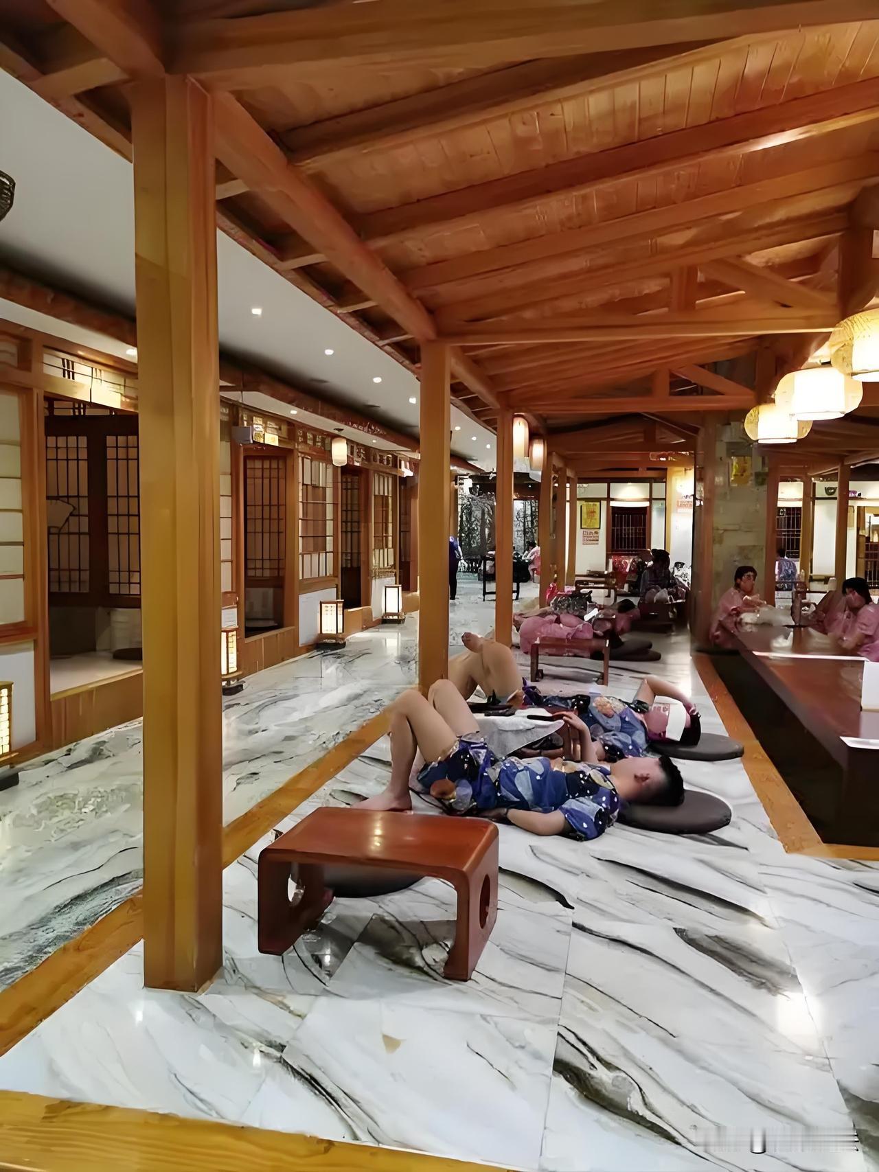 大惊小怪吗？陕西西安，女子一家在汤泉洗浴睡觉时，感觉有人故意碰她脚一下，她蹬了那