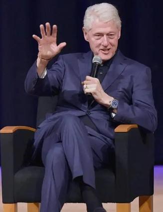 克林顿的这番表态可谓意味深长。作为曾经全球唯一超级大国的领导人，他在1990年代