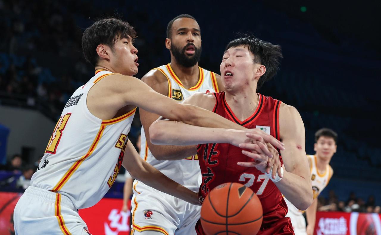 全联盟的第一锋线终于横空出世，但他既不是张镇麟，也不是曾凡博，而是深圳队的年轻锋