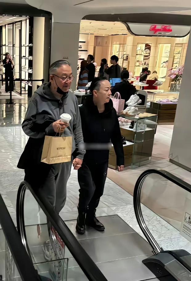 🌞宋丹丹说:“当时我特别孤独，苏小明跟张暴默就带我去相亲，当天她们有一个活