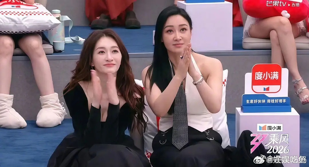 应该在后台给李小冉设一个直拍机位