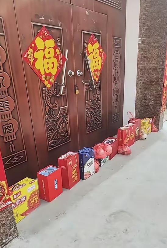 河南，大年初二舅舅舅妈为了躲避外甥和外甥女们来拜年串门，干脆紧闭大门，一家人外出