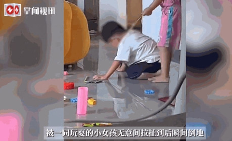 “太可怕了！”近日，广东，一小男孩在家里玩耍时，把一个绳子套在了自己脖子上，谁知