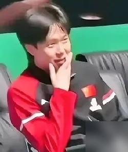 王楚钦终于忍不住了，捂着嘴，这变化可不是小事儿，背后藏着两人从青涩到成熟